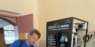 Alex Velzeboer van WASH voorziet opvangcentra van waterunits (foto: WASH).