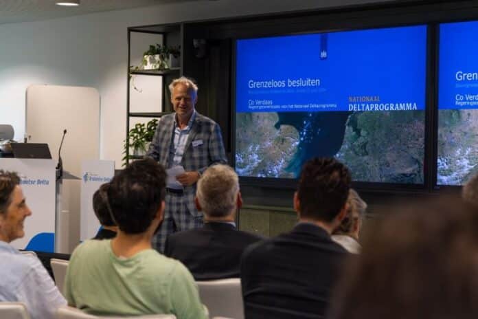 Deltacommissaris Co Verdaas gaf aan dat buitenlandse investeerders een andere afweging kunnen gaan maken als Nederland er niet in slaagt om een veilige en robuuste delta te blijven (foto: Brabantse Delta). Bouvigne waterlezing