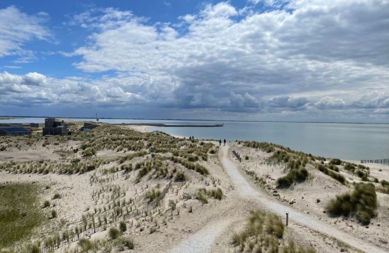 Hele stukken strand scheuren af in de Marker Wadden
