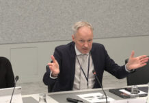 Deltacommissaris Co Verdaas in gesprek met de Tweede Kamer over zijn Deltaprogramma 2026 (foto van livestream Tweede Kamer).