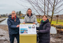 Nieuwe woonwijk Leidschendam kreeg vissenbos en zwaluwwand Wethouders Bianca Bremer en Marcel Belt onthulden samen met hoogheemraad Hans Schouffoer van Rijnland (links op de foto) een informatiebord over het gebied (foto: Rijnland).