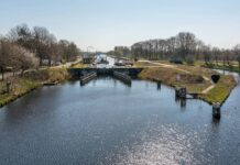 De technische conditie van sluizen, stuwen, gemalen en waterkeringen verslechtert volgens Rijkswaterstaat zichtbaar en meetbaar. Hoewel het de dienst lukt om steeds meer objecten te onderhouden en te vervangen, neemt het uitgesteld onderhoud verder toe (foto: Rijkswaterstaat).