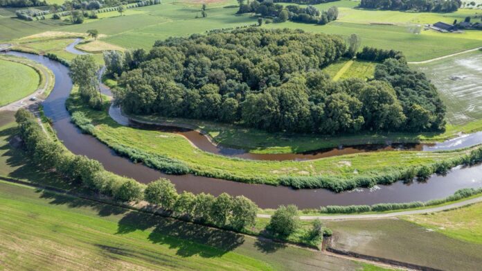 Foto: de meanderende Mark die bijdraagt aan meer infiltratie waardoor grondwater hoger komt te staan (foto: Waterschap Brabantse Delta)