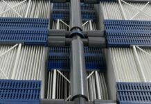 Een voorbeeld van een PFAS-vrij membraan dat al in buitenlandse communale MBR’s wordt toegepast, is het membraan van Unisol. In wit de plaatmembranen die in het afvalwater worden ondergedompeld (foto: Unisol).