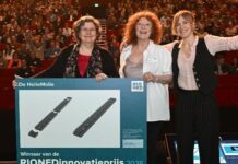 Foto: Ontwikkelaar Lanny Olie neemt de RIONED prijs 2026 in ontvangst.