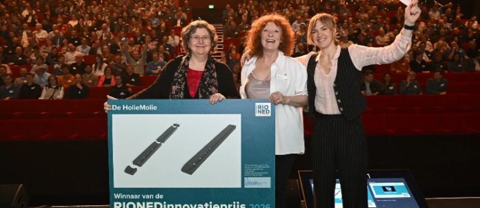 Foto: Ontwikkelaar Lanny Olie neemt de RIONED prijs 2026 in ontvangst.