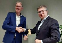 Foto: Roeland van der Schaaf neemt de voorzittershamer in ontvangst van oud-voorzitter Geert-Jan ten Brink (website STOWA).