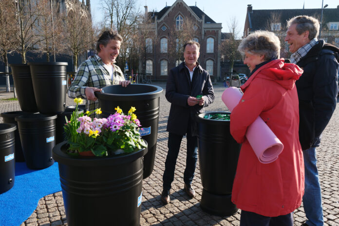 Bij de officiële aftrap van de campagne in ’s-Hertogenbosch reikte ambassadeur en tuinexpert Lodewijk Hoekstra (links) samen met UvW-voorzitter Jeroen Haan (midden) de eerste ‘watervangers’ uit (foto: Tom Baas). Bij de officiële aftrap van de campagne in ’s-Hertogenbosch reikte ambassadeur en tuinexpert Lodewijk Hoekstra (links) samen met UvW-voorzitter Jeroen Haan (midden) de eerste ‘watervangers’ uit (foto: Tom Baas).