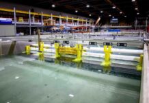 Deltares zette moderne golfmachines in die zeer precies de golfcondities op de kering simuleerden, wat betrouwbare metingen mogelijk maakte (foto: Deltares). 