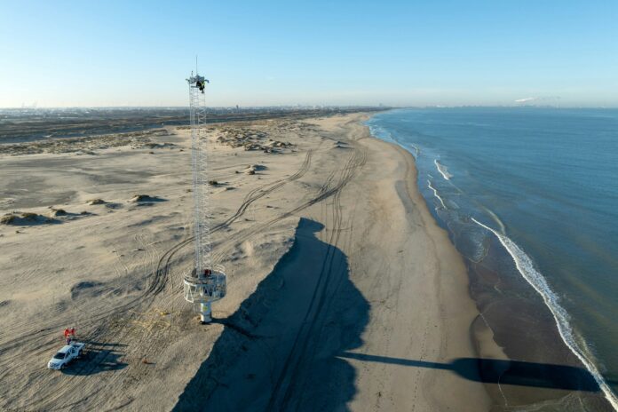 De ontmanteling van de Argusmast is vorige week begonnen (foto: Rijkswaterstaat / Studio Retouched).