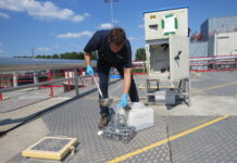 Monstername tijdens de coronapandemie: operator Eric Langermans van waterschap Aa en Maas neemt een 24-uurs monster van het influent op rwzi ’s-Hertogenbosch. Uit het monster werd vervolgens door het RIVM het genetisch materiaal van het virus geïsoleerd en werd het aantal coronadeeltjes per ml geteld (foto: Jac van Tuijn).