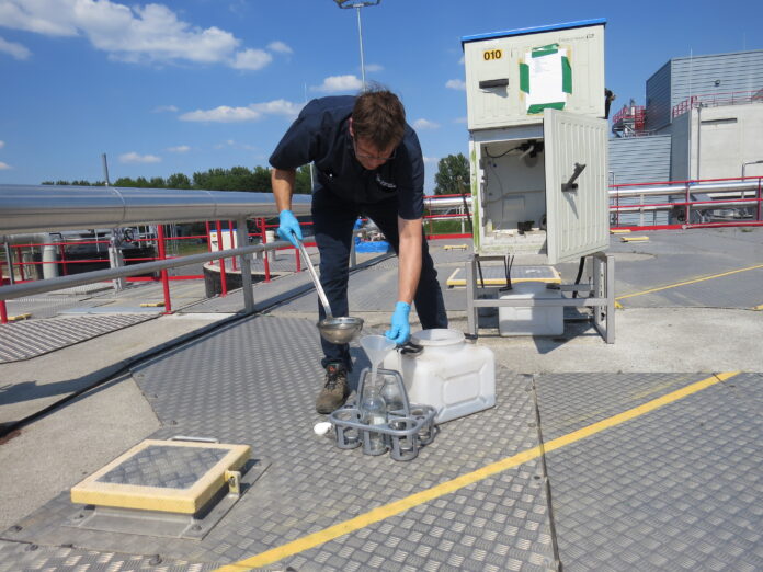 Monstername tijdens de coronapandemie: operator Eric Langermans van waterschap Aa en Maas neemt een 24-uurs monster van het influent op rwzi ’s-Hertogenbosch. Uit het monster werd vervolgens door het RIVM het genetisch materiaal van het virus geïsoleerd en werd het aantal coronadeeltjes per ml geteld (foto: Jac van Tuijn).