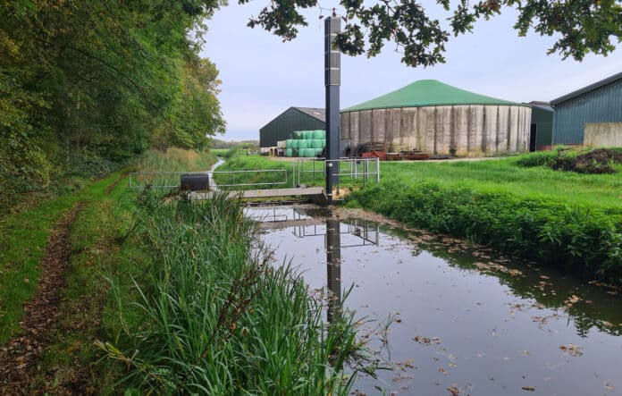 Rond het boerenbedrijf komen veel milieuregels samen en de waterkwaliteit is er daar één van. Kritische prestatie-indicatoren moeten helpen om per bedrijf te komen tot kwantificeerbare doelen, zoals toelaatbare N- en P-overschotten (foto: Jac van Tuijn).