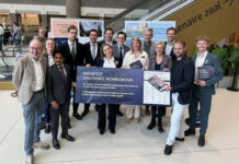 De aanbieding van het manifest aan de vaste Kamercommissie voor Volkshuisvesting en Ruimtelijke Ordening (foto: Breinn).