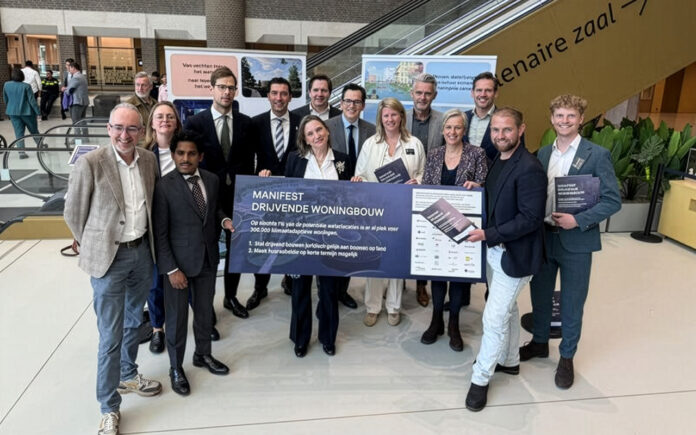 De aanbieding van het manifest aan de vaste Kamercommissie voor Volkshuisvesting en Ruimtelijke Ordening (foto: Breinn).