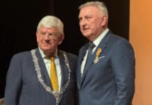 Damir Brdjanovic ontving de koninklijke onderscheiding van burgemeester Jan van Zanen van Den Haag (foto: IHE Delft).