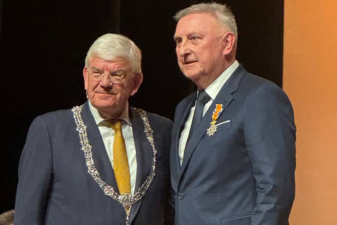 Damir Brdjanovic ontving de koninklijke onderscheiding van burgemeester Jan van Zanen van Den Haag (foto: IHE Delft).