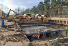 De herstelwerkzaamheden aan de IJpelareweg in Tilburg in 2024. Een hoge grondwaterstand leidde daar tot verzakkingen en openstaande voegen, waardoor zand wegspoelde en zogeheten ‘sinkholes’ ontstonden. Later dit jaar wordt begonnen met een ‘robuuste oplossing’, waarbij de vier bestaande leidingen worden vervangen door twee nieuwe, gecombineerd met een ondergronds waterbergingsbassin (foto: gemeente Tilburg).