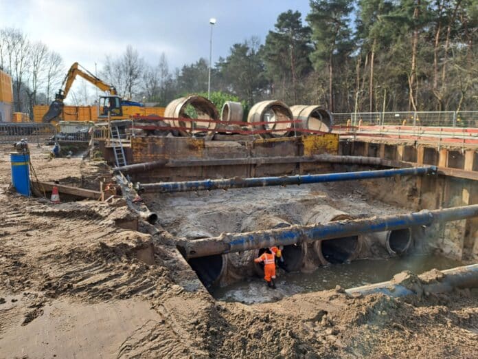 De herstelwerkzaamheden aan de IJpelareweg in Tilburg in 2024. Een hoge grondwaterstand leidde daar tot verzakkingen en openstaande voegen, waardoor zand wegspoelde en zogeheten ‘sinkholes’ ontstonden. Later dit jaar wordt begonnen met een ‘robuuste oplossing’, waarbij de vier bestaande leidingen worden vervangen door twee nieuwe, gecombineerd met een ondergronds waterbergingsbassin (foto: gemeente Tilburg).