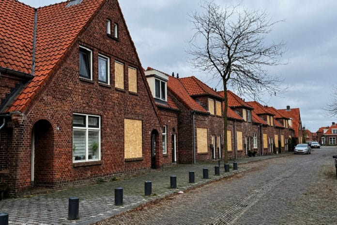 De helft van de 63 onbewoonbaar verklaarde woningen In de Enschedese woonwijk zal worden gesloopt (foto: gemeente Enschede).
