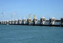 De Oosterscheldekering viert dit jaar haar veertigste verjaardag (foto: Patrick Giraud/CC).