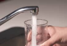 Tussen 2020 en 2025 namen de drinkwatertarieven voor consumenten gemiddeld met 8,5 procent per jaar toe, aanzienlijk sneller dan de inflatie (foto: Freepik).