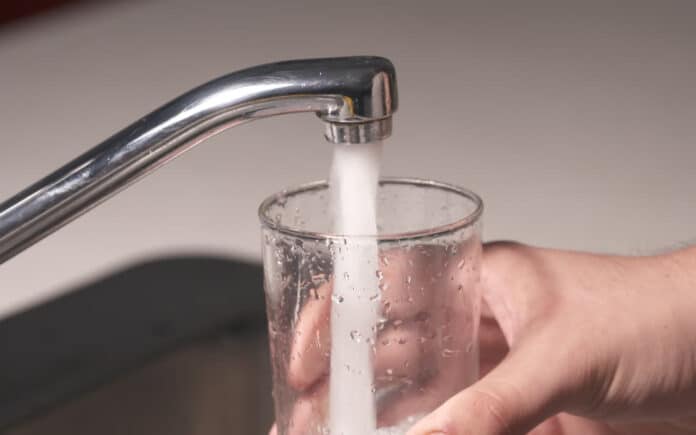 Tussen 2020 en 2025 namen de drinkwatertarieven voor consumenten gemiddeld met 8,5 procent per jaar toe, aanzienlijk sneller dan de inflatie (foto: Freepik).