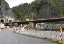 Sinds vorig jaar kunnen er weer treinen rijden door het Ahrdal. Zo is de spoorbrug in Altenahr herbouwd met een veel grotere waterdoorlaat. De overspanning is breder gemaakt en de twee smalle bogen zijn vervangen door één rechte pijler. Bij gelegenheid is het spoor geëlektrificeerd. De overstroming in juli 2021 reikte zo hoog dat het water door de tunnel naar de andere kant van de berg stroomde (foto: Jac van Tuijn).