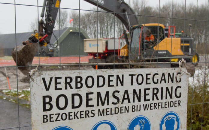Bij saneringen van met PFAS vervuilde bodems, zoals hier bij de vliegbasis Leeuwarden, wordt het grondwater gereinigd. Een onderzoek door IenW moet duidelijk maken of voor zo’n activiteit een lozingsverbod voor PFAS kan gelden (foto: Vliegbasis Leeuwarden).
