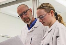 Bestuursvoorzitter Tjeerd Roozendaal van Vitens (links) meldde bij de presentatie van de jaarcijfers over 2025 dat de capaciteitsuitbreiding achterloopt op de planning (foto: Vitens).